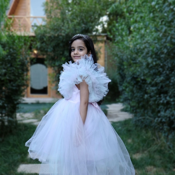 عکس کودک در فضای آزاد با لباس های پرنسسی | عکاسی کودک مهناز